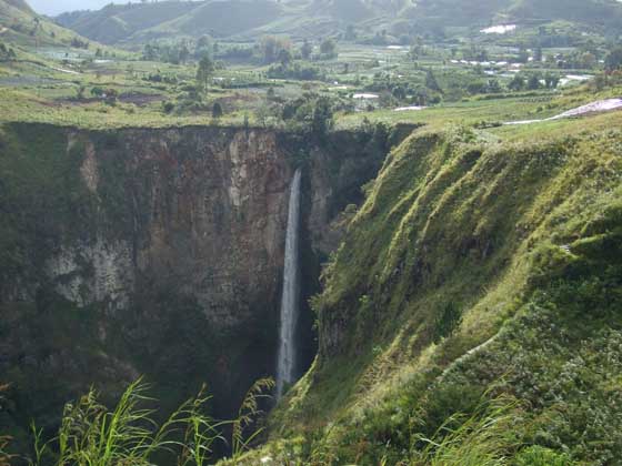 Sipisopiso waterfall, near Berastagi.