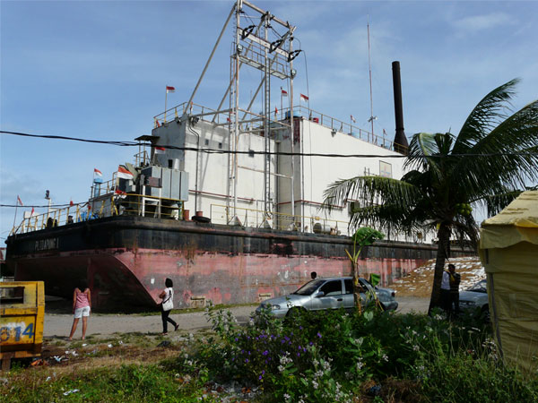 Banda Aceh - Ship swept ashore by tsunami